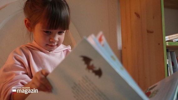 Ein Mädchen liest ein Buch. © Screenshot 
