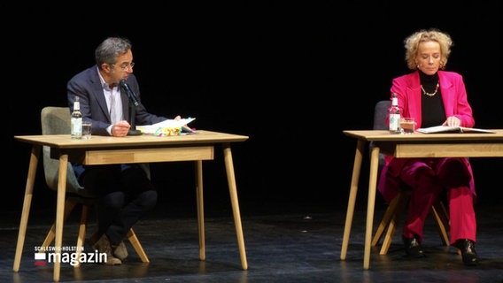 Navid Kermani liest zusammen mit Katja Rieman auf einer Bühne. © Screenshot 