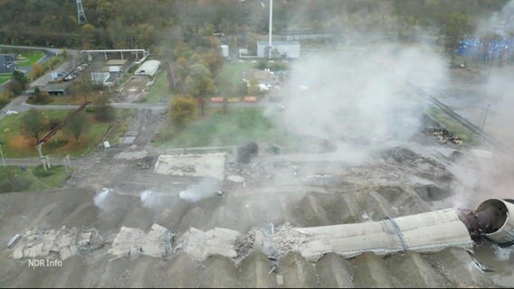 Ein gesprengter Schlot des Kieler Kohlekraftwerks. © Screenshot 