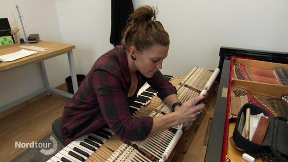Klavierbauerin Kirsten Tammen bei der Arbeit. © Screenshot 
