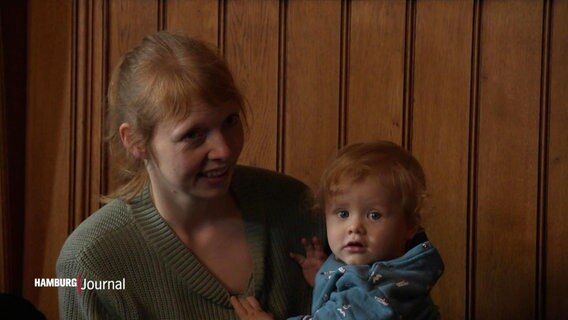 Bürgerschaftsabgeordnete Alske Freter mit ihrem Kleinkind. © Screenshot 