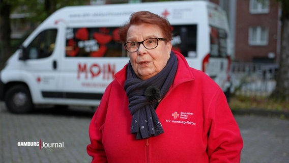 Monika Kelting arbeitet im Obdachlosenbus der DRK. © Screenshot 