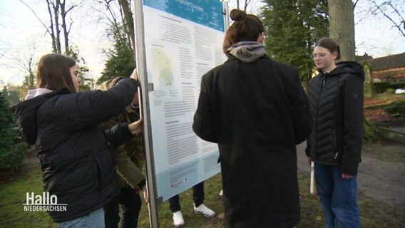 Für ein Projekt der Oberschule in Daverden sind mehrere Gedenktafeln entstanden, die an die Schicksale von Zwangsarbeitern und ihren Kindern erinnern. © Screenshot 