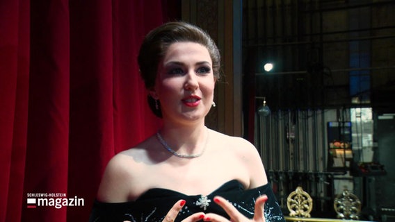 Sopranistin Małgorzata Rocławska gibt ein Interview. Sie singt die Titelrolle in Verdis Oper "La Traviata" am Landestheater in Flensburg. © Screenshot 