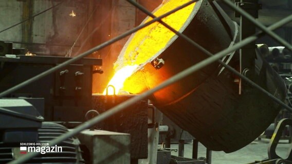 Bei der Gießerei Jürgensen in Sörup wird flüssiges Eisen aus einem Kübel gegossen. © Screenshot 