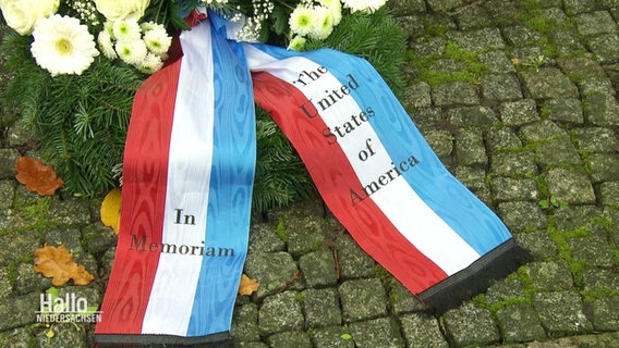 Ein Gedenk-Kranz erinnert an gefallene US-Soldaten in Deutschland. © Screenshot 