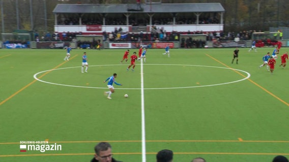 Spielszene aus dem Fußballspiel Kilia Kiel gegen Holstein Kiel © Screenshot 