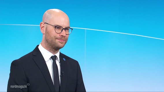 Philipp Schinschke, der neue Landesgeschäftsführer des Volksbundes Deutscher Kriegsgräberfürsorge, im NDR Interview. © Screenshot 