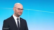 Philipp Schinschke, der neue Landesgeschäftsführer des Volksbundes Deutscher Kriegsgräberfürsorge, im NDR Interview. © Screenshot 