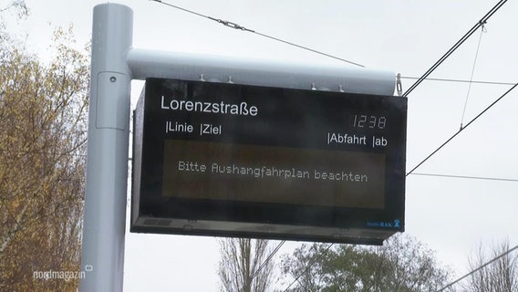 Eine Infotafel der Rostocker Straßenbahn zeigt an, das Fahrgäste Fahrplanaushänge beachten sollen. © Screenshot 