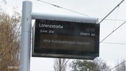 Eine Infotafel der Rostocker Straßenbahn zeigt an, das Fahrgäste Fahrplanaushänge beachten sollen. © Screenshot 