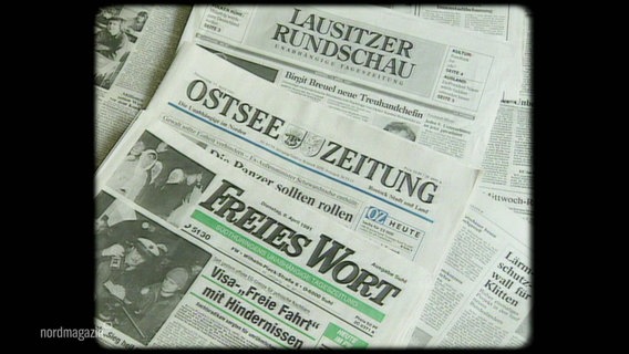 Mehrere ostdeutsche Zeitungen liegen in einer Auslage. © Screenshot 
