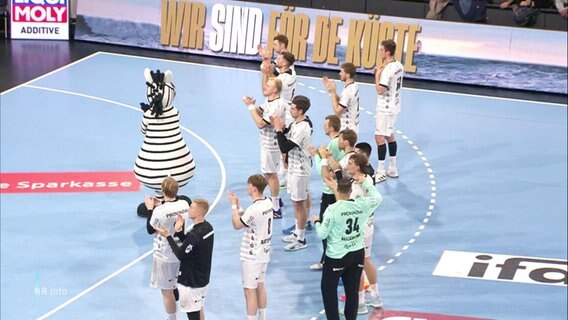 Die Mannschft des THW Kiel auf dem Spielfeld. © Screenshot 