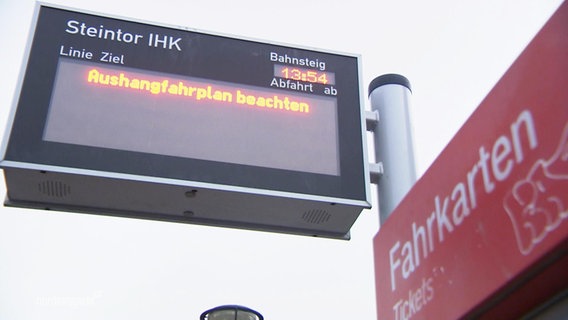 Ein digitales Bahnsteig-Schild mit der Anzeige "Aushangfahrplan beachten" © Screenshot 