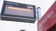 Ein digitales Bahnsteig-Schild mit der Anzeige "Aushangfahrplan beachten" © Screenshot 
