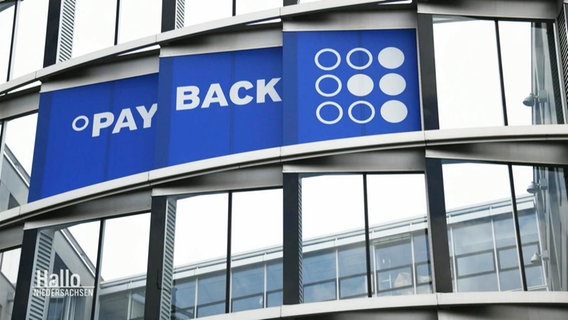 An einer Fassade hängt ein Schild mit der Aufschrift: "PayBack". © Screenshot 