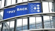 An einer Fassade hängt ein Schild mit der Aufschrift: "PayBack". © Screenshot 