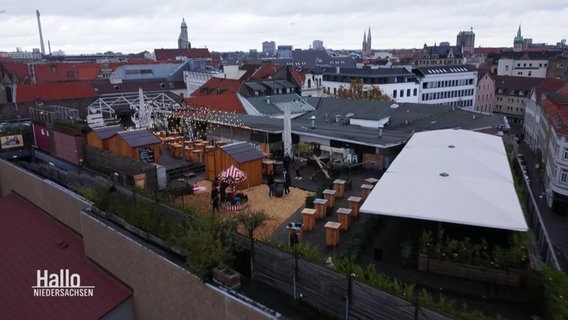 Ein Weihnachtsmarkt auf einem Parkdeck. © Screenshot 