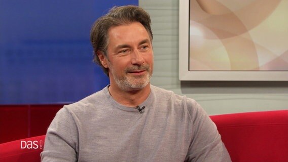 Moderator und Autor Marco Schreyl auf dem Roten Sofa in der Sendung DAS! © Screenshot 