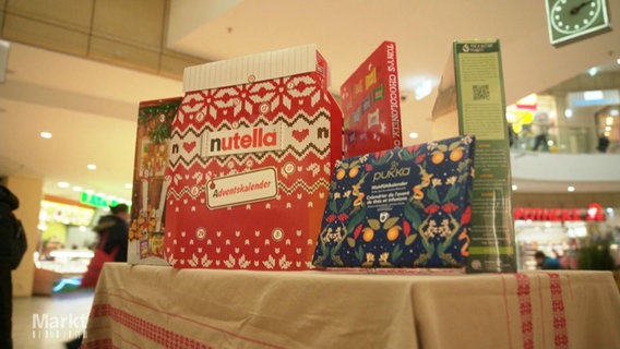 Adventskalender auf einem Tisch in einem Kaufhaus. © Screenshot 