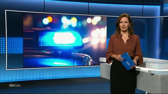 Romy Hiller moderiert NDR Info © Screenshot 