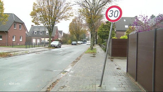 Ein Tempo 30 Verkehrsschild in einem Wohngebiet. © Screenshot 