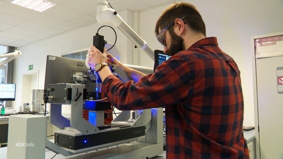 Chemielaborant arbeitet im Labor eines Hamburger Messgeräteherstellers. © Screenshot 