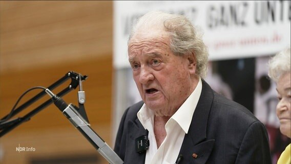 Holocaust Zeitzeuge Ivar Buterfass spricht zu Schülerinnen über sein Leben. © Screenshot 
