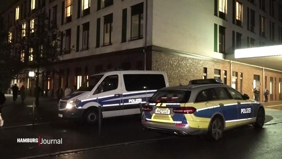 Zwei Polizeiautos stehen vor dem Krankenhausgebäude. © Screenshot 