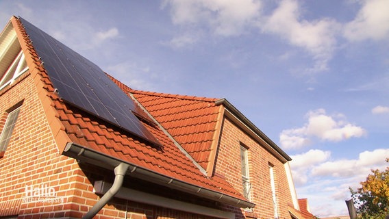 Solaranlage auf einem Hausdach. © Screenshot 