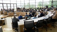 Der Kieler Landtag von Innen mit besetzten Sitzen. © Screenshot 
