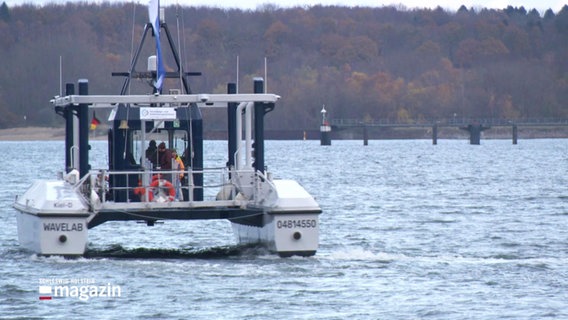 Der Katamaran MS "Wavelab" bei einer Testfahrt auf der Kieler Förde. © Screenshot 