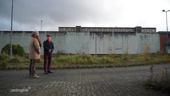 Ehemals Gefangene steht mit Reporter vor dem Stasi-Gefängnis Neustrelitz. © Screenshot 