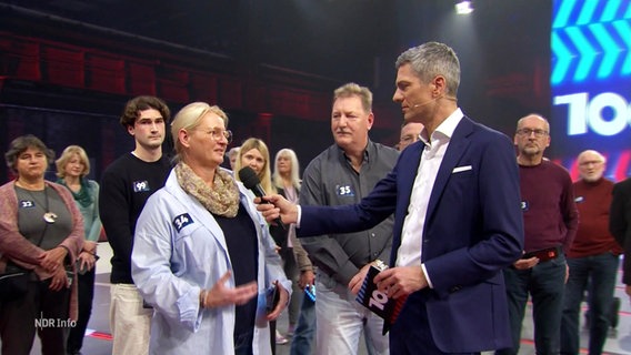 Ingo Zamperoni (rechts) ist der Moderator der Sendung "Die 100". © Screenshot 