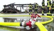 Brandruine mit Feuerwehrleuten. © Screenshot 
