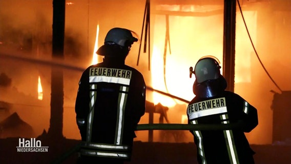Zwei Feuerweherleute bei Löscharbeiten der Großraumdisco "Twister". © Screenshot 