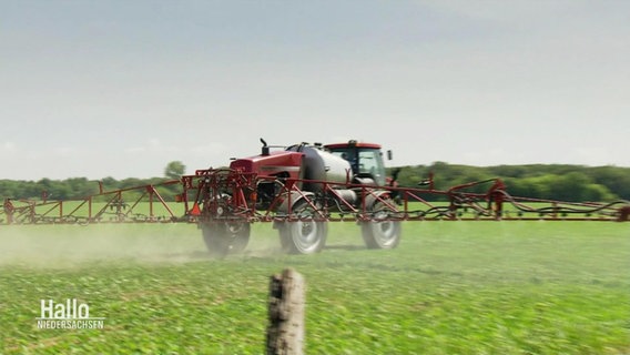 Pestizide werden mit Hilfe eines Traktors auf ein Feld gesprüht. © Screenshot 