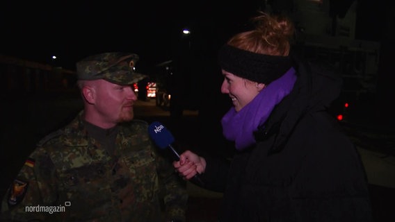 Leutnant Mike H. wird von einer Reporterin interviewt. © Screenshot 