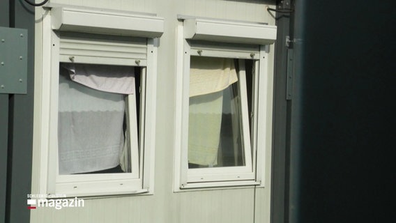 Fenster eines Wohncontainers für Geflüchtete. © Screenshot 