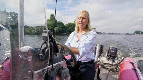 Eine Frau fährt mit einem Bott auf dem Wasser. © Screenshot 