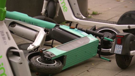 Ein umgekippter auf der Straße liegender E-Scooter. © Screenshot 