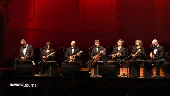 The Ukulele Orchestra of Great Britain spielen ein Live Konzert in der Laeiszhalle. © Screenshot 
