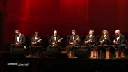 The Ukulele Orchestra of Great Britain spielen ein Live Konzert in der Laeiszhalle. © Screenshot 