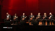 The Ukulele Orchestra of Great Britain spielen ein Live Konzert in der Laeiszhalle. © Screenshot 