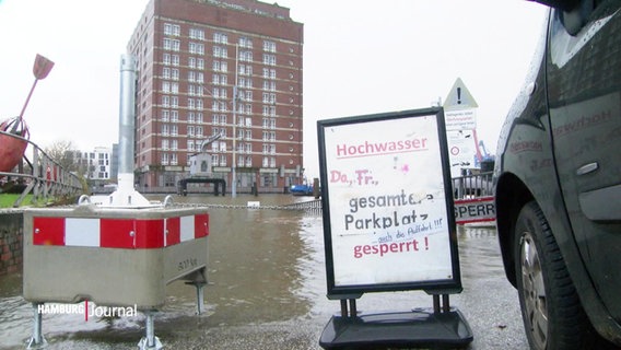 Ein Parkplatz ist von Hochwasser überflutet und bleibt daher geschlossen. © Screenshot 