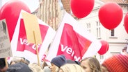 Menschen mit ver.di plakaten und Luftballons bei einem Warnstreik. © Screenshot 