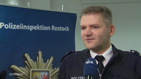 Ein Sprecher der Polizei im Interview. © Screenshot 