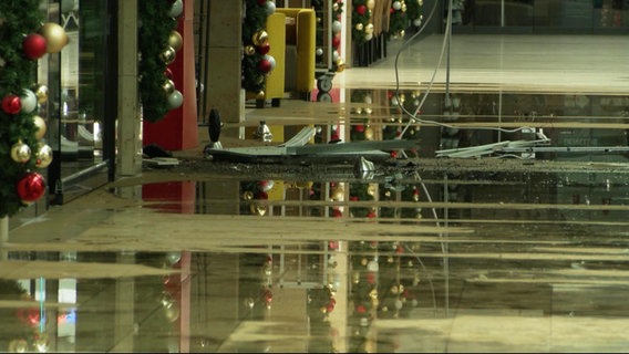 Wasser auf dem Boden eines Einkaufszentrums. © Screenshot 