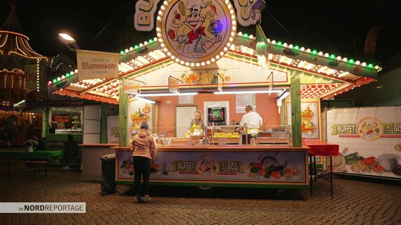 Ein Stand mit veganen Leckereien wie gebratenen Maiskolben und Brokkoli auf dem Bremer Freimarkt. © Screenshot 