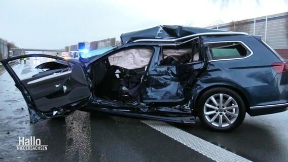 Ein kaputtes Auto nach einem Unfall auf einer Autobahn. © Screenshot 